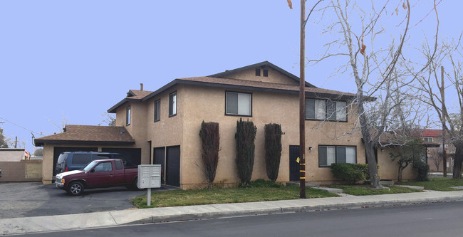 38564 5th St E in Palmdale, CA - Foto de edificio - Building Photo