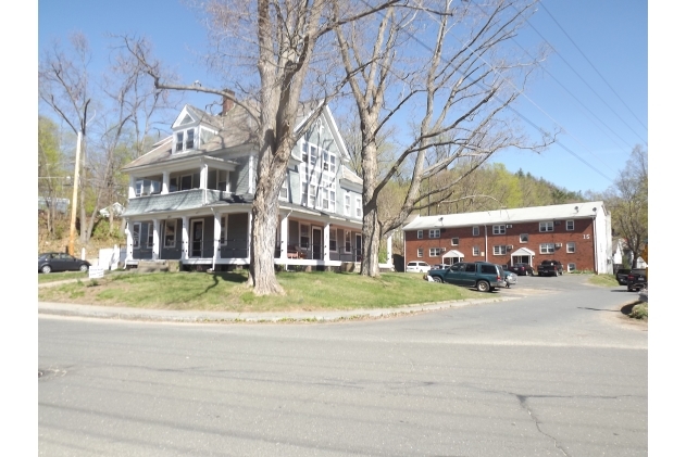 15 River St in Russell, MA - Foto de edificio