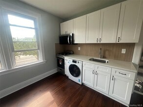62 Woodland Ave in New Rochelle, NY - Building Photo - Building Photo