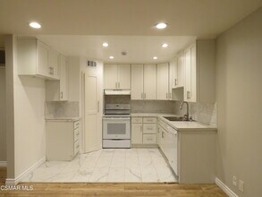 18547 Collins St in Los Angeles, CA - Building Photo - Building Photo