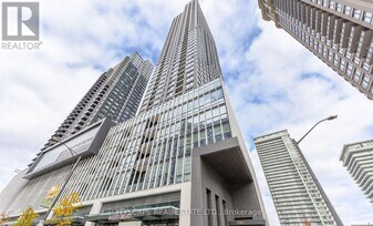 395 Square One Dr in Mississauga, ON - Building Photo