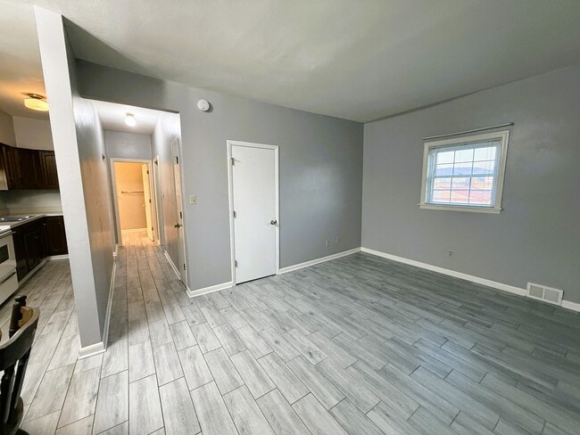 2422 Ligonier St, Unit 2B in Latrobe, PA - Foto de edificio - Building Photo
