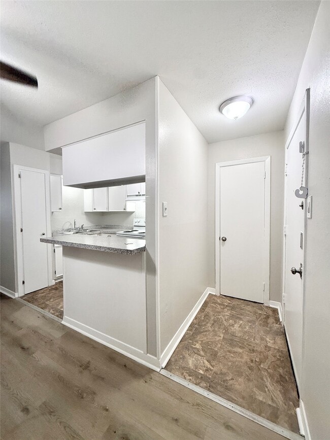 201 S Kaysie St in Angleton, TX - Building Photo - Building Photo