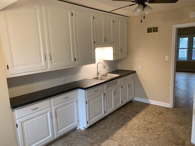 8012 W North Ave, Unit 4 in Wauwatosa, WI - Building Photo - Building Photo