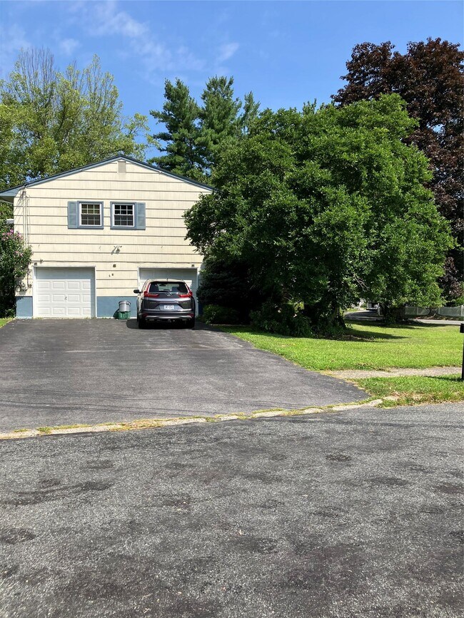 18 Briarwood Ave in Monroe, NY - Building Photo - Building Photo