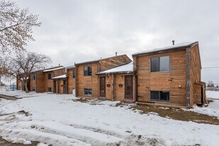 4649 Hubalta Rd SE in Calgary, AB - Building Photo