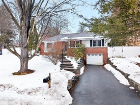 15 Brookwood Dr in Latham, NY - Building Photo