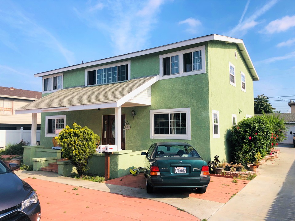 2820 E 70th St in Long Beach, CA - Building Photo