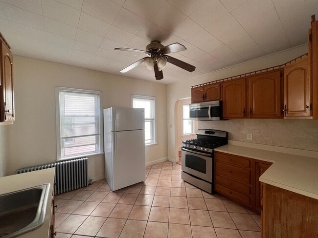 15 5th St, Unit 1 in Medford, MA - Foto de edificio - Building Photo
