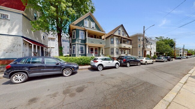 59 Hawthorne St, Unit 1 in Somerville, MA - Foto de edificio - Building Photo