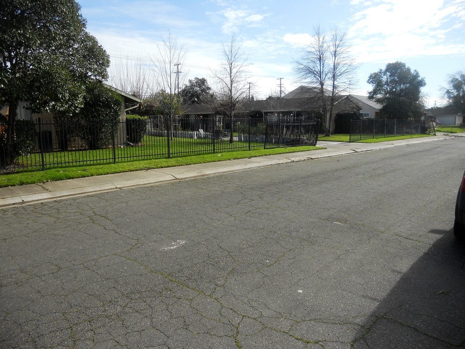 5905-5907 40th St in Sacramento, CA - Foto de edificio