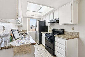 700 E Cedar Ave in Burbank, CA - Building Photo - Building Photo