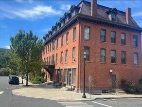 130 Main St in Canton, CT - Building Photo - Building Photo