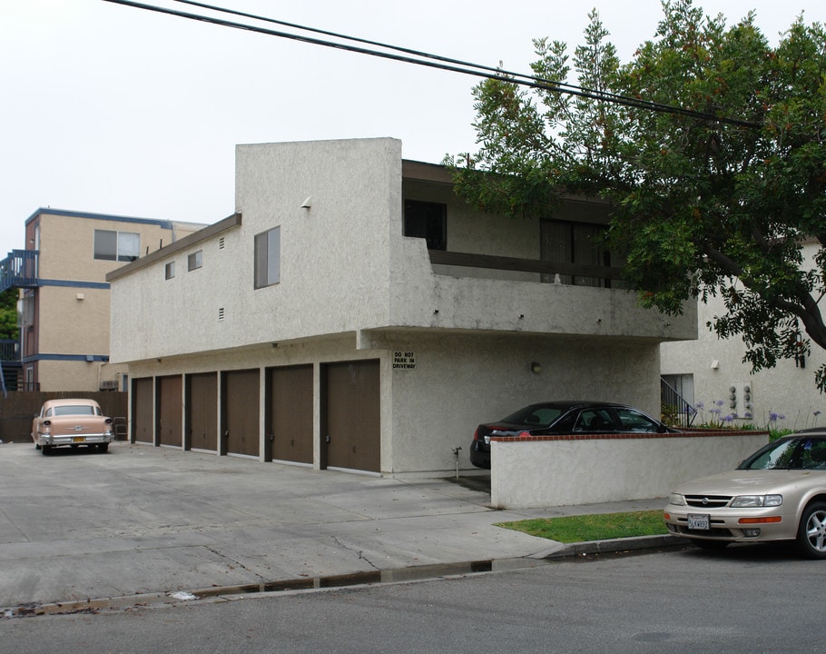 16132 Parkside Ln in Huntington Beach, CA - Building Photo