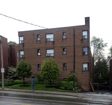 2688 Bloor St in Toronto, ON - Building Photo