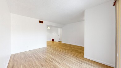 5300 E Cherry Creek S Dr in Denver, CO - Foto de edificio - Building Photo