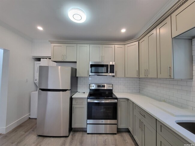 145 Jericho Turnpike-Unit -B in Mineola, NY - Building Photo - Building Photo