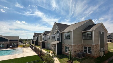 The Lofts at Valencia in Edmond, OK - Foto de edificio - Building Photo