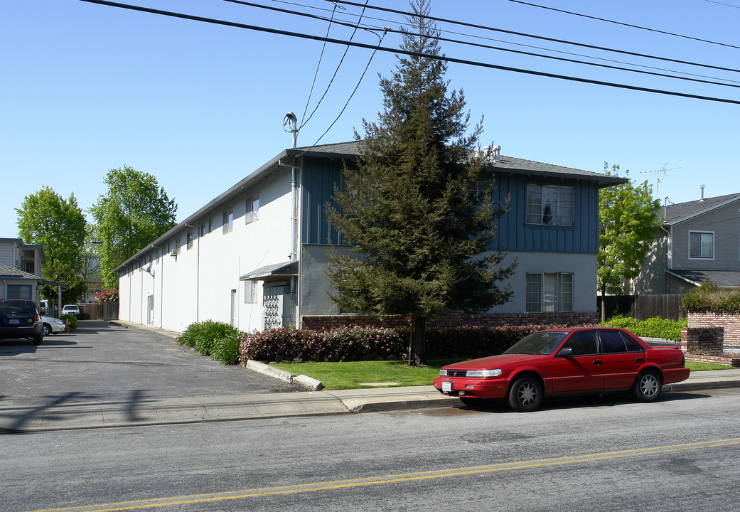 1690 Kentfield Ave in Redwood City, CA - Building Photo