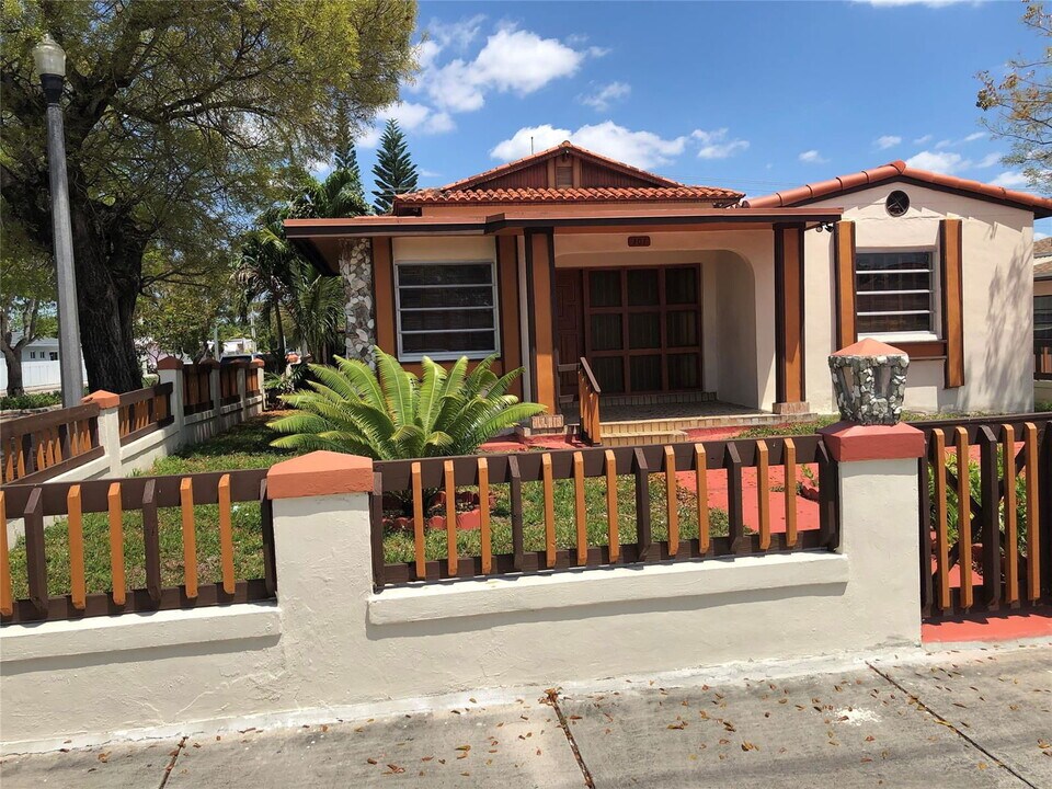 101 E 13th St in Hialeah, FL - Building Photo