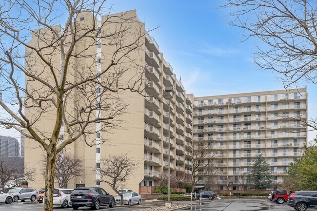 1055 River Rd in Edgewater, NJ - Building Photo - Building Photo