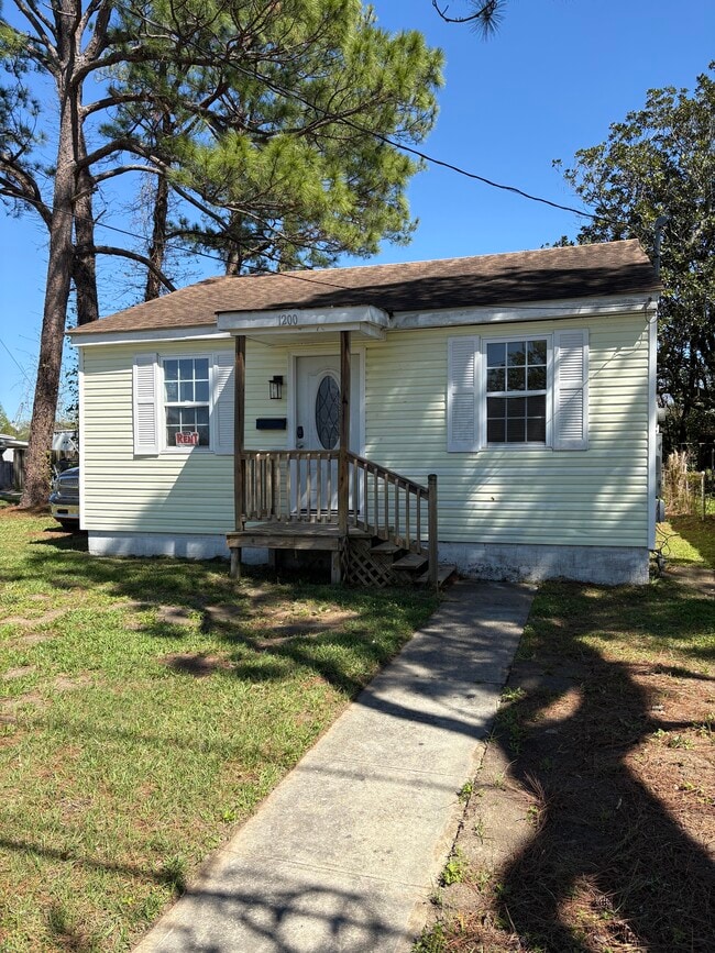 1200 Southlawn Blvd in New Orleans, LA - Foto de edificio - Building Photo