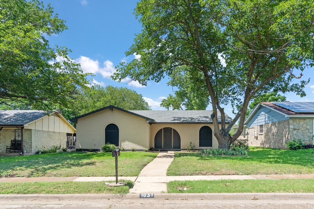 1037 Alicia Ln in Lancaster, TX - Building Photo