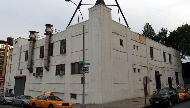 40-44 24th St in Long Island City, NY - Building Photo - Building Photo