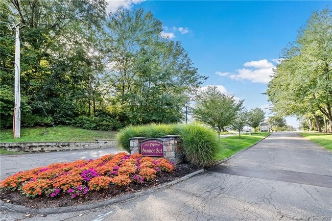 151 Shelter Rock Rd in Danbury, CT - Building Photo - Building Photo