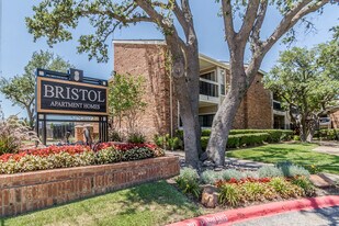 Bristol Apartment Living in Dallas, TX - Building Photo