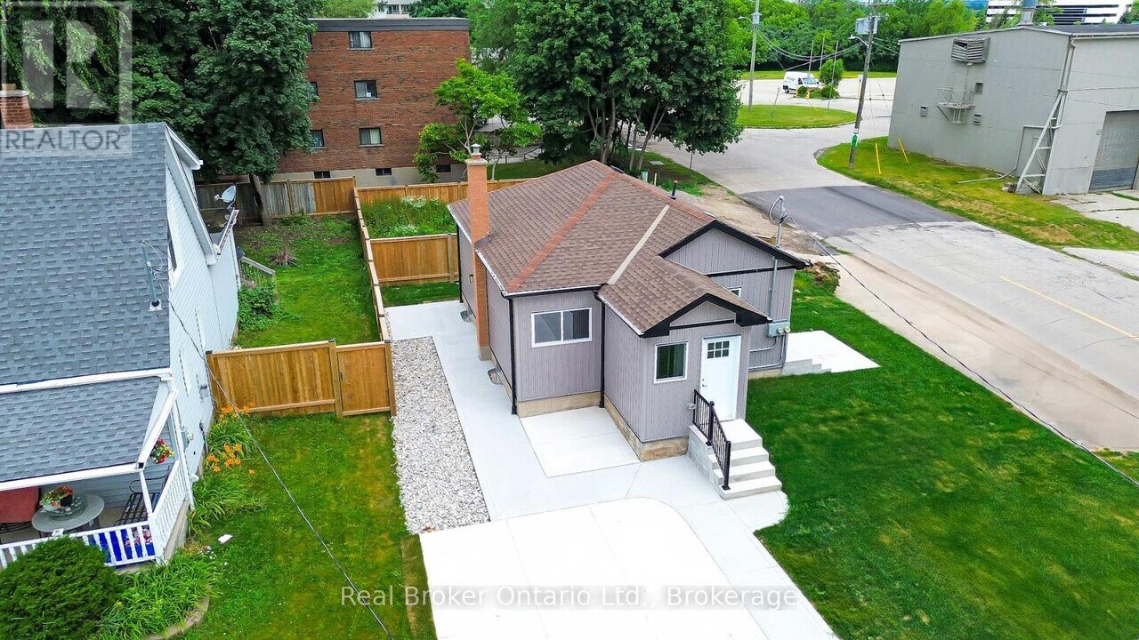 1180 Union St in Kitchener, ON - Building Photo
