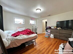 57 Day St, Unit 57 in Boston, MA - Foto de edificio - Building Photo