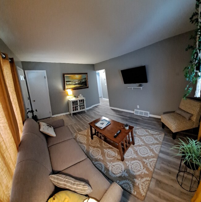 514 13th Ave, Unit C in Two Harbors, MN - Foto de edificio - Building Photo