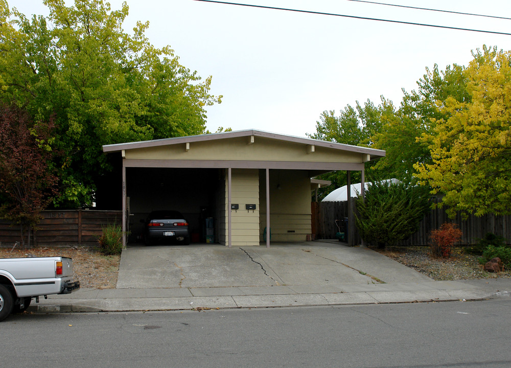 1035 Butte Ct in Santa Rosa, CA - Building Photo