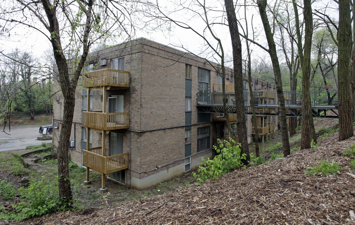 Clifton Woods in Cincinnati, OH - Building Photo