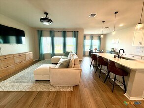 118 Beveridge Rd in Seguin, TX - Building Photo - Building Photo