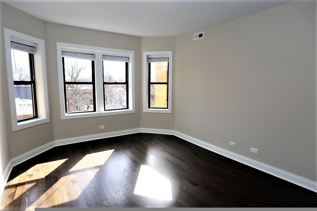 2230 N Sawyer Ave, Unit 2W in Chicago, IL - Building Photo