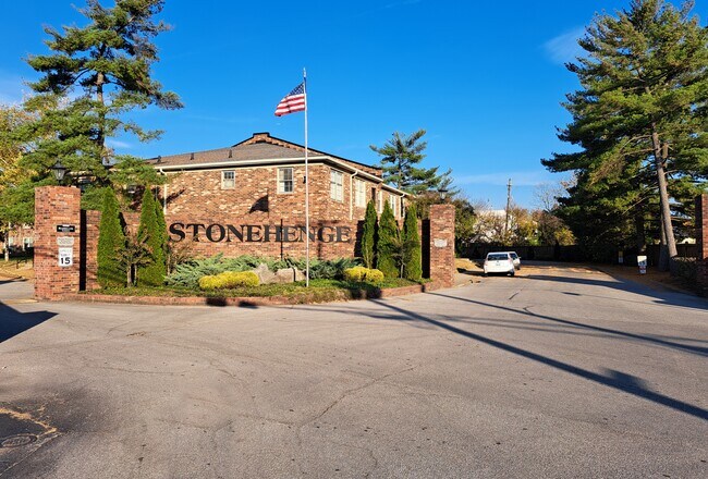 255 Salisbury Square in St Matthews, KY - Building Photo - Building Photo
