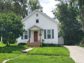 1033 E 6th Ave in Monmouth, IL - Building Photo