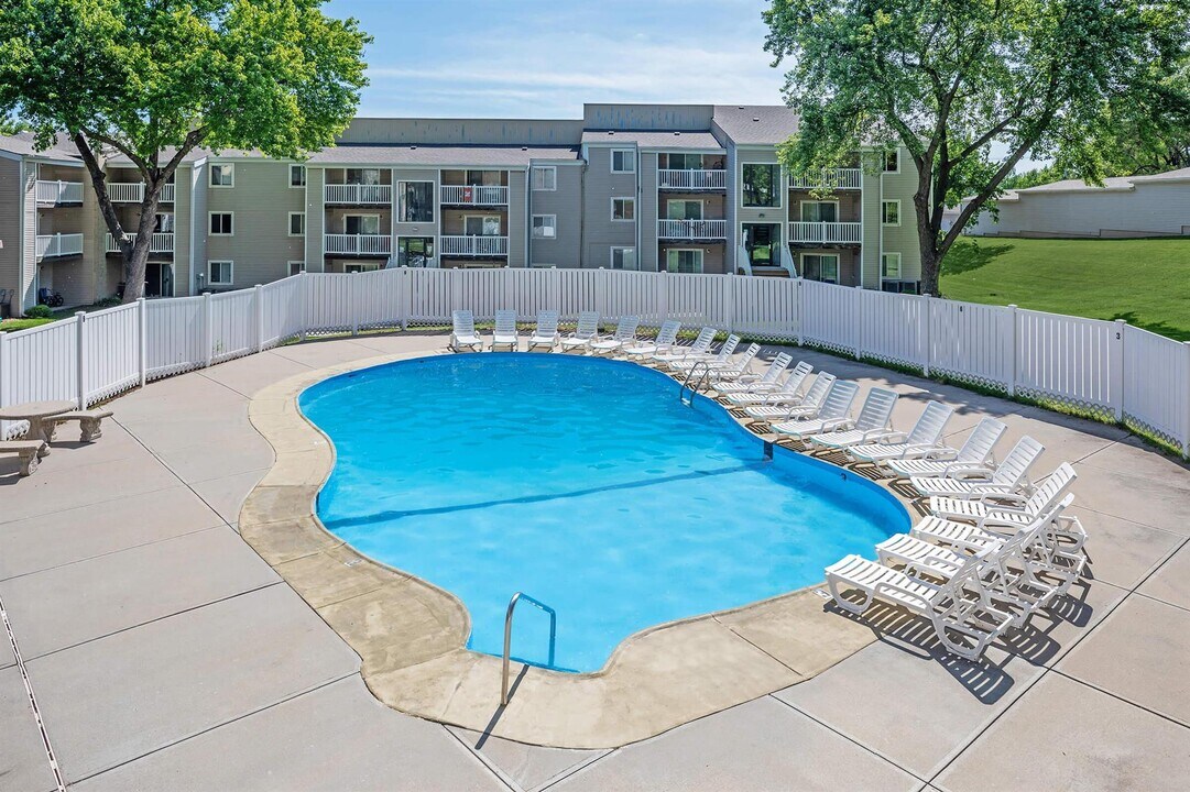 Grover Square Apartments in Omaha, NE - Building Photo