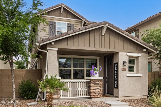 property at 1821 S Bedford Pl