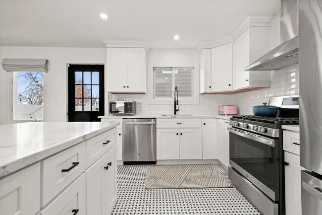 24 Maplewood Dr in Cos Cob, CT - Building Photo - Building Photo