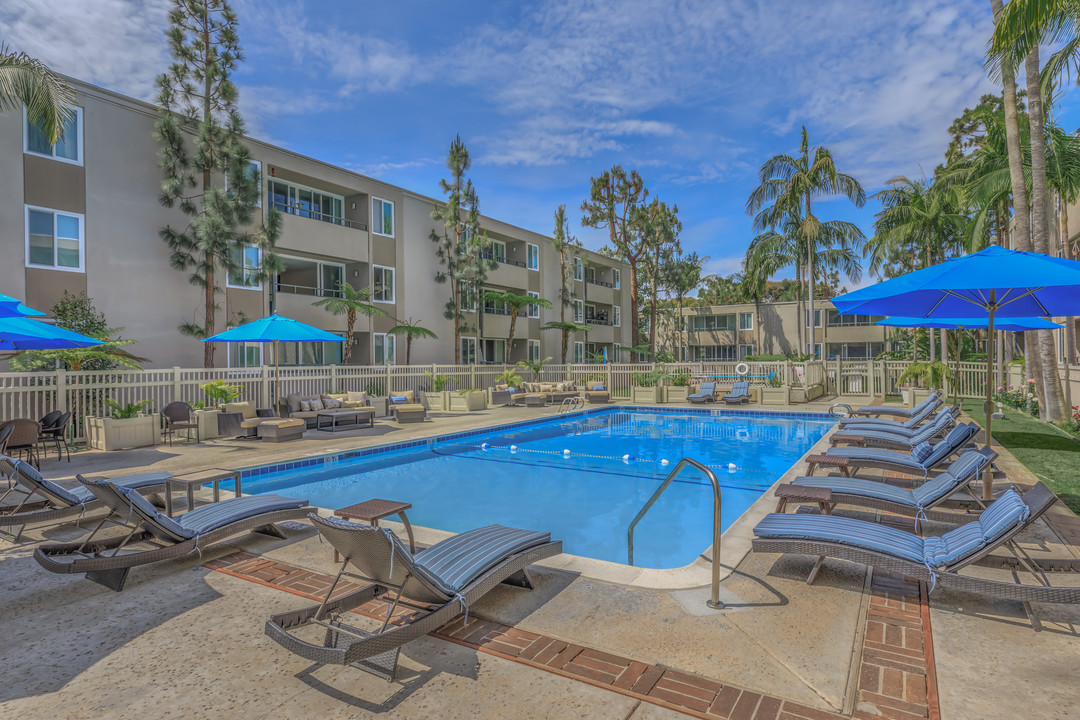 Los Arboles Apartments in Del Mar, CA - Foto de edificio