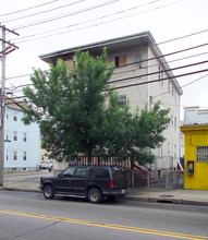 339 Douglas Ave in Providence, RI - Foto de edificio - Building Photo