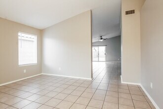 4218 N 107th Ln in Phoenix, AZ - Foto de edificio - Building Photo