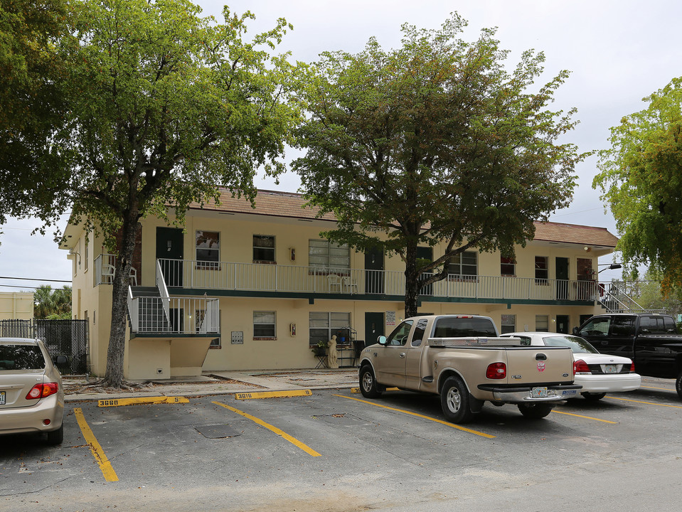 Maki Garden Apartments in Oakland Park, FL - Building Photo