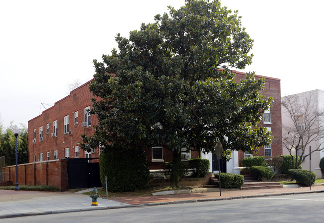 1729 35th St NW in Washington, DC - Foto de edificio - Building Photo