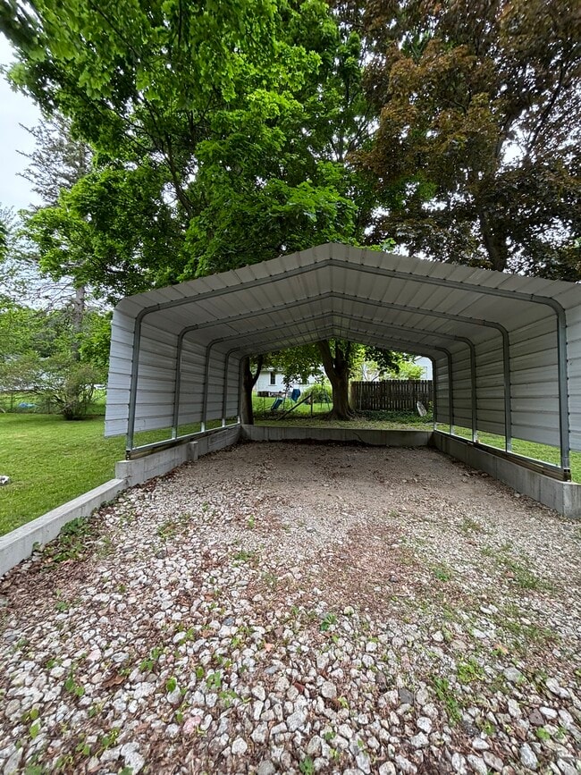 1214 S Eaton St in Albion, MI - Building Photo - Building Photo