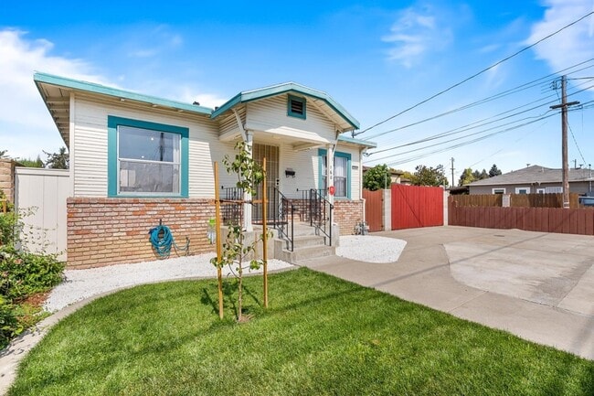 160 Medford Ave in Hayward, CA - Building Photo - Building Photo