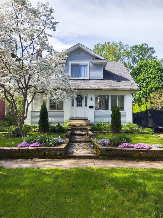 823 Bloomfield Ave in Akron, OH - Building Photo